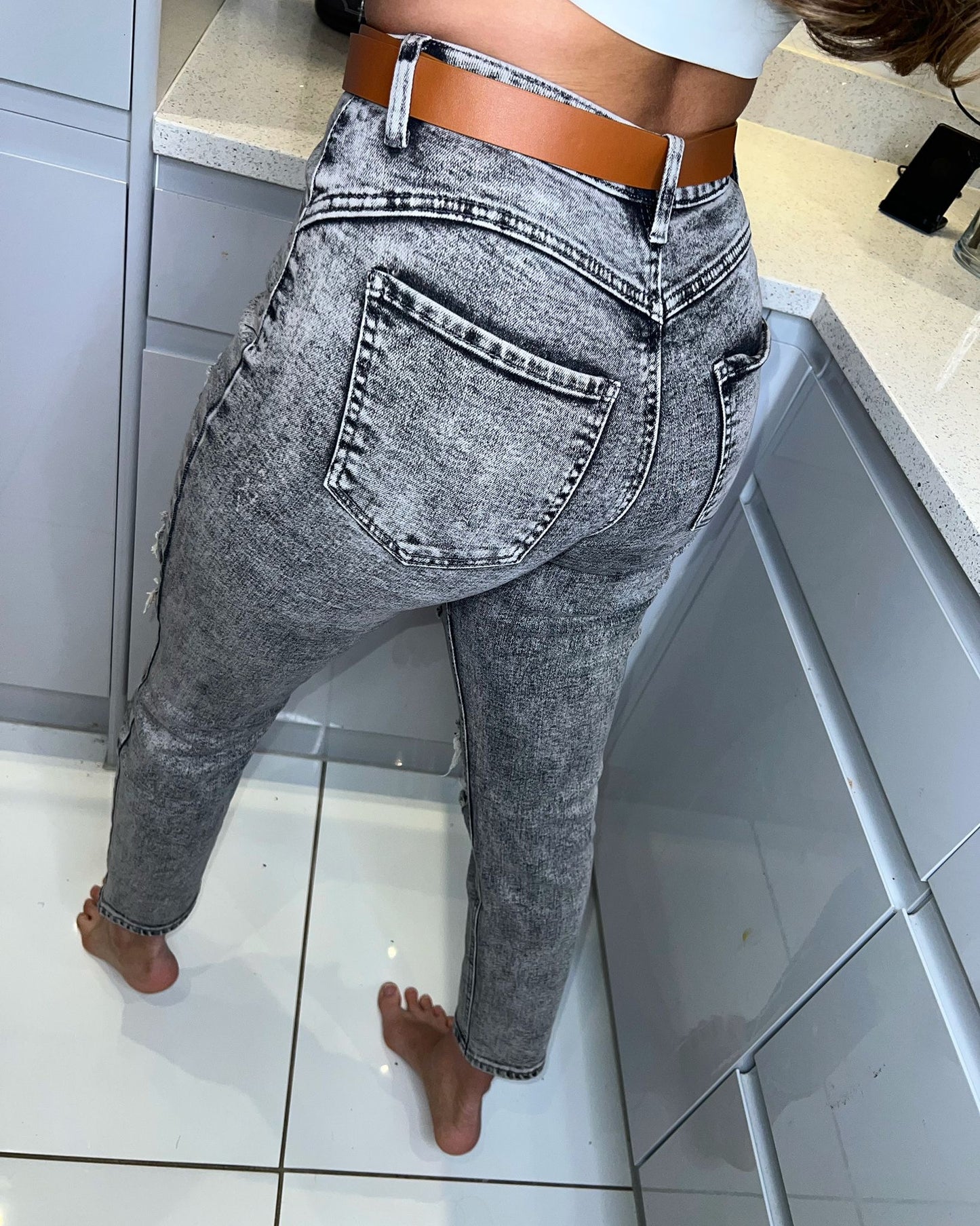 Graue zerrissene Mom-Jeans „Alessandra“ mit Push-up-Stretch-Passform und Gürtel 