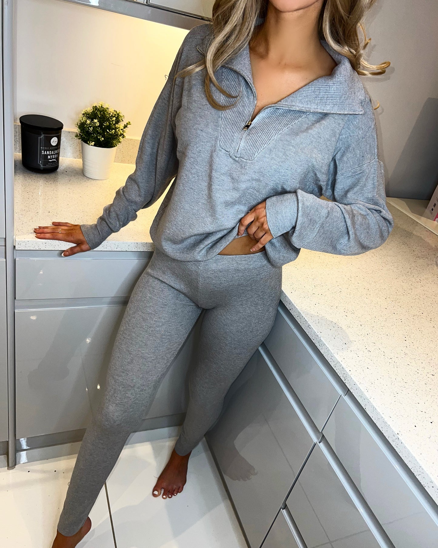 Loungesuit-Set „Cassie“ aus grauem Reißverschlusspullover und Leggingshose*